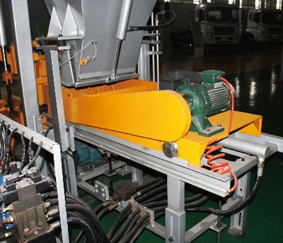 concrete block machine feeding system