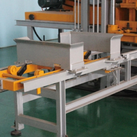 Pallt conveyor of cement brick machine